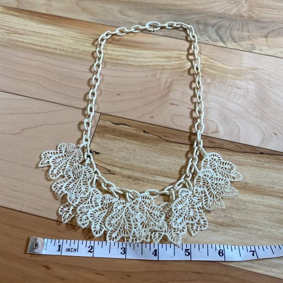 Vintage Lacey leaf Necklace - Picture 3 of 8